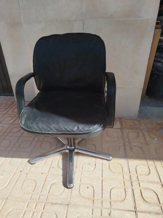 Silla de oficina piel negra y metal wilkhahn