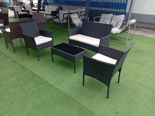 Mobiliario de terraza ratán negro y cojines rojos