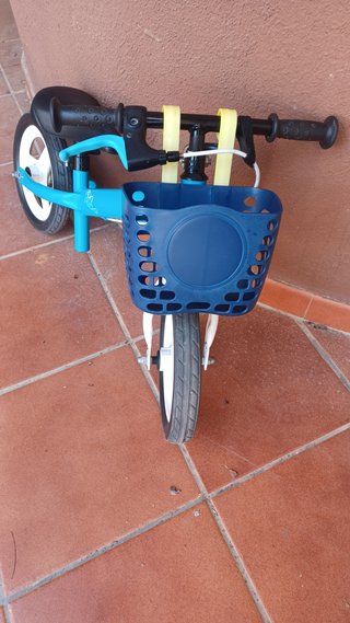 Bici sin pedales B'Twin Run Ride azul con cesta