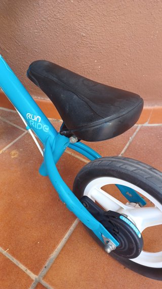 Bici sin pedales B'Twin Run Ride azul con cesta