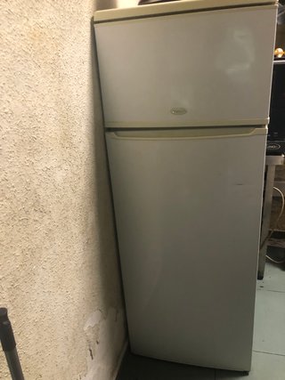 Nevera con congelador en funcionamiento