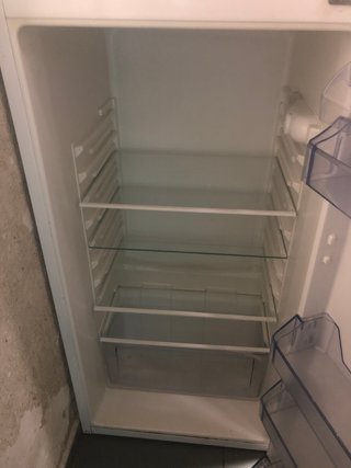 Nevera con congelador en funcionamiento