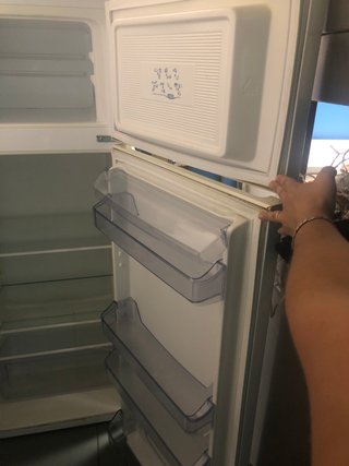 Nevera con congelador en funcionamiento