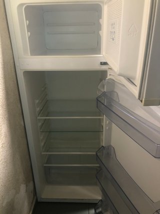 Nevera con congelador en funcionamiento