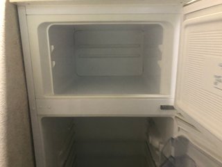 Nevera con congelador en funcionamiento