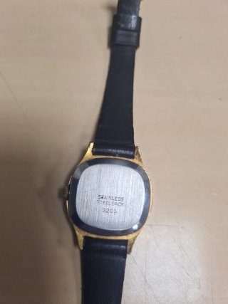 Reloj Lotus Dorado y Negro
