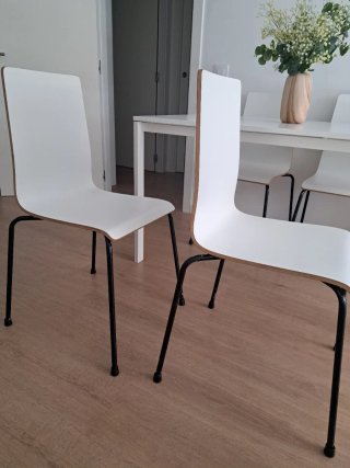 Mesa de comedor + 4 sillas blancas todo un regalo.