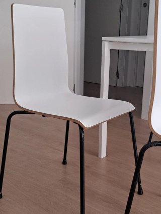 Mesa de comedor + 4 sillas blancas todo un regalo.