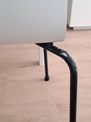Mesa de comedor + 4 sillas blancas todo un regalo.