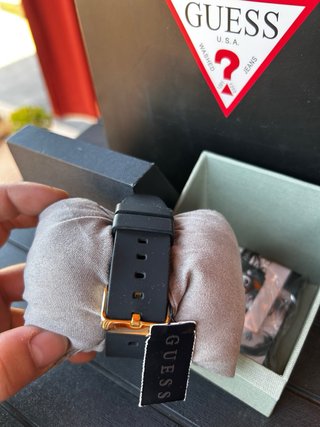 Reloj Guess Dorado y Negro con Brillantes