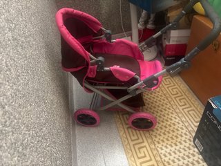 Carrito de muñecas rosa y marrón