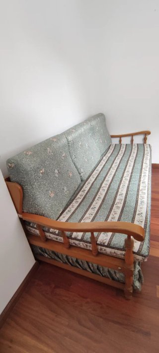 Sofá cama tela floral y rayas