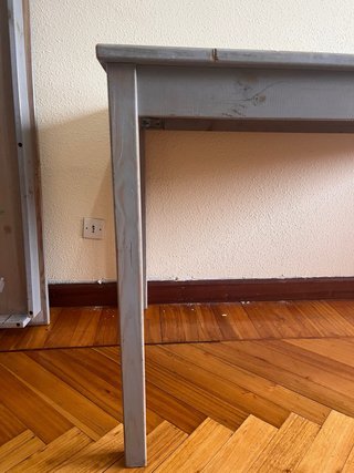 Mesa de comedor de madera gris