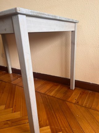 Mesa de comedor de madera gris