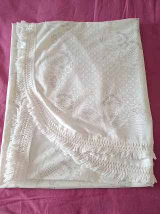 Colcha de verano antigua blanca, cama matrimonio