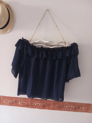 Blusa de verano azul con volantes