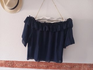 Blusa de verano azul con volantes