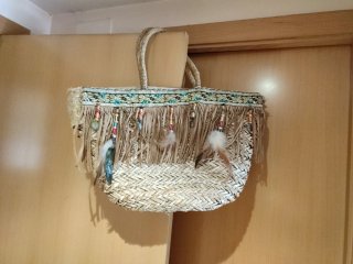 Bolso de playa con flecos y abalorios
