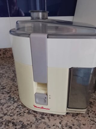 Licuadora Moulinex Blanca y Transparente.