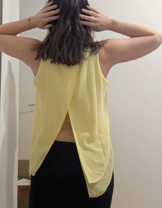 Blusa amarilla con cuello halter