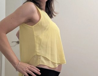 Blusa amarilla con cuello halter