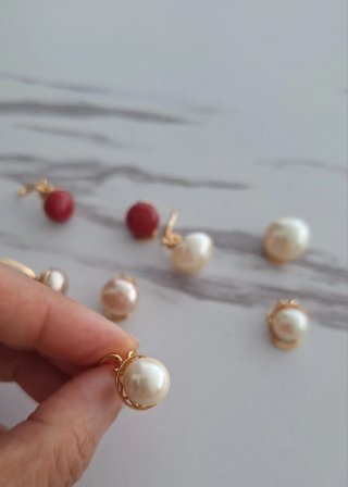 Pendientes clip Gilco perla y coral