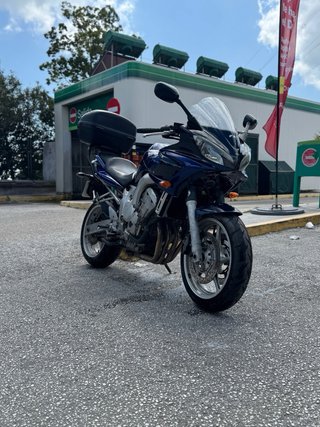 Yamaha Fazer Negra y Azul