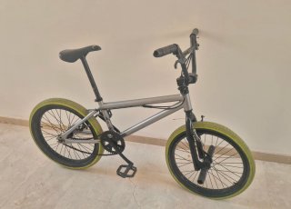 Bicicleta BMX plateada