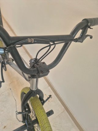 Bicicleta BMX plateada
