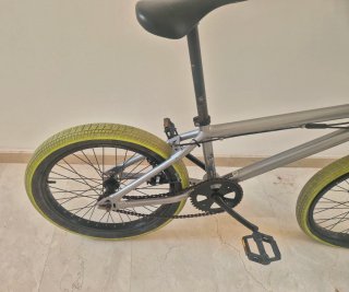 Bicicleta BMX plateada
