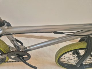 Bicicleta BMX plateada