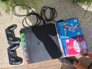 PS4 (PlayStation 4) Negra + 2 Juegos