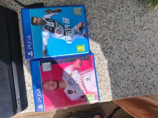 PS4 (PlayStation 4) Negra + 2 Juegos