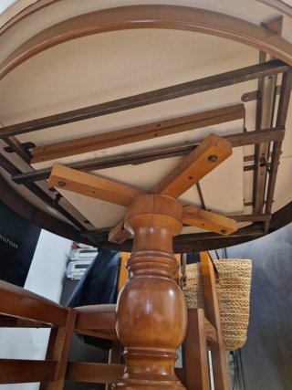 Mesa de comedor redonda de madera