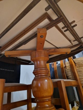 Mesa de comedor redonda de madera