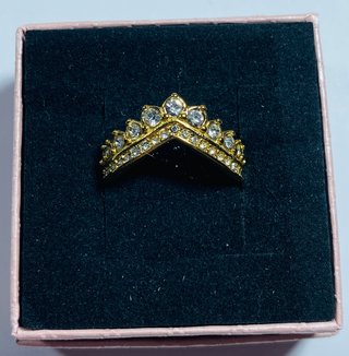 Anillo Acero corona dorado con piedras brillantes