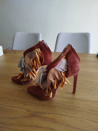 Sandalias de tacón con flecos