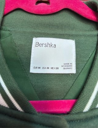 Chaqueta Bershka verde y beige