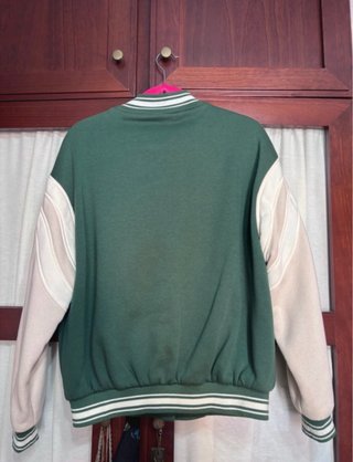Chaqueta Bershka verde y beige