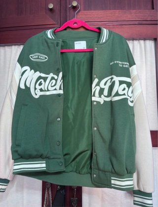 Chaqueta Bershka verde y beige