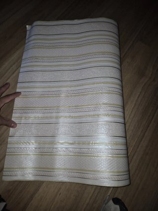 Rollo de papel pintado adhesivo