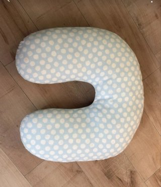 Cojín de lactancia azul con puntos blancos