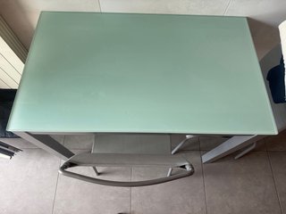 Mesa cristal y 2 sillas aluminio