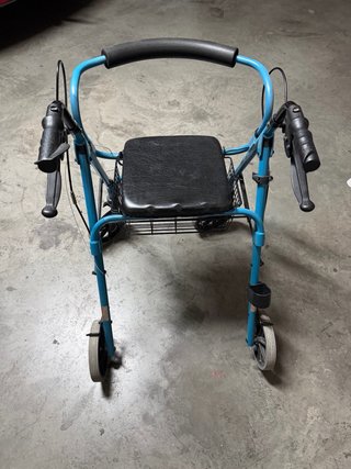 Andador azul con asiento y cesta