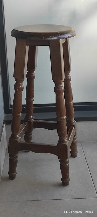 Sgabello da bar in legno massello intagliato