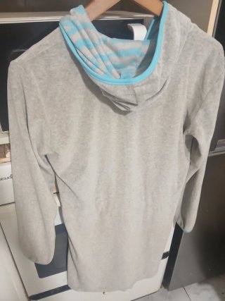 Bata de casa gris con cremallera y capucha