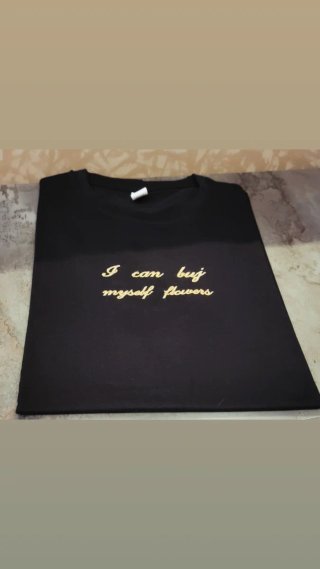 Maglietta con frase ricamata Flowers Miley Cyrus