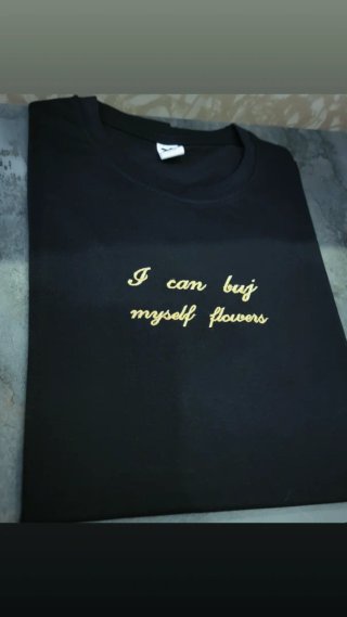 Maglietta con frase ricamata Flowers Miley Cyrus