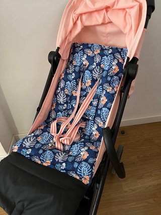 Funda para cochecito con estampado tropical