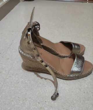 Sandalias doradas con cuña y tachuelas